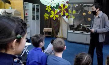 Школьники из Байкало-Кудары посетили выставку про обычного и необычного домового воробья