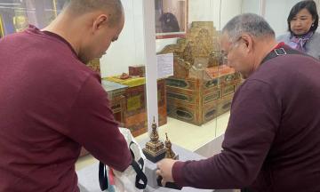 Художник Чимит-лама Доржиев передал в дар Национальному музею Бурятии макет ступы «Сваямбху»