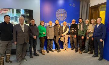 Археологи в музее