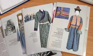 Музеем переиздан набор открыток по бурятскому костюму