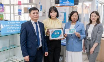 Юбилейную марку передали в фонды музея