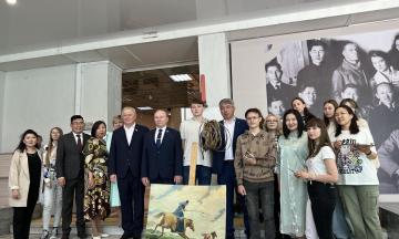 На открытии юбилейной выставки оживили картины