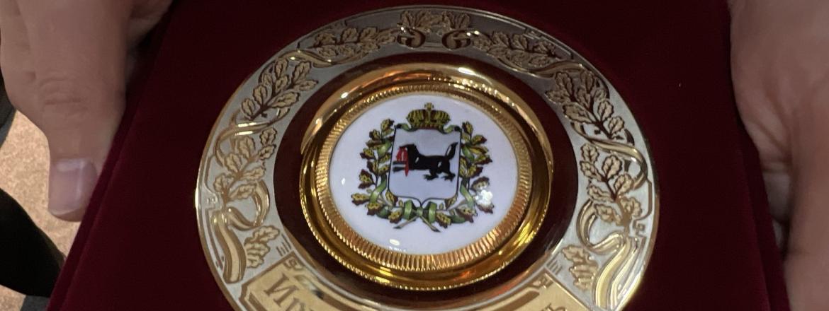 Губернатор Иркутской области подарил музею декоративную тарелку с изображением герба