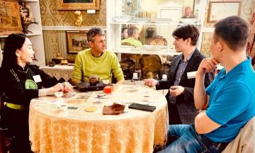 Охотники за чайными редкостями посетили Галерею Льва Бардамова.