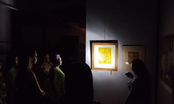 Директор музея Татьяна Бороноева провела экскурсию с фонариком.