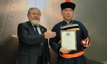 Главу Бурятии наградили медалью Таира Салахова за большой вклад в изобразительное искусство России