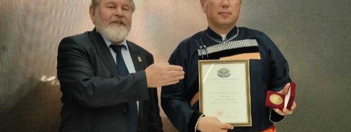 Главу Бурятии наградили медалью Таира Салахова за большой вклад в изобразительное искусство России