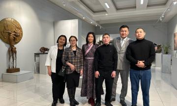 Монгольская делегация посетила выставку Даши Намдакова в Улан-Удэ