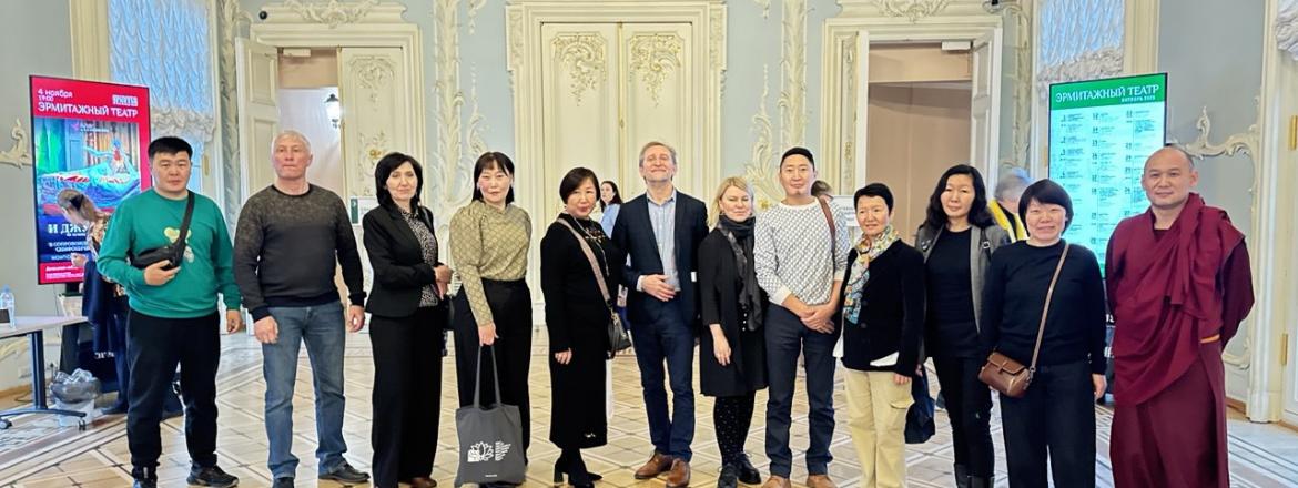 Группа художников-реставраторов Национального музея и мастеров художественной мастерской «Эрхим Дархан» прошла стажировку в г. Санкт-Петербурге