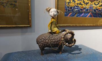 В Национальном музее Бурятии открылась выставка «Ульгер: сказки и грёзы. Авторские куклы семьи Намдаковых»