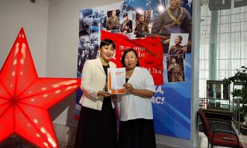 Заслуженный деятель культуры Монголии приняла благодарность за содействие в создании выставки «Великая Победа. Сила духа советских людей».