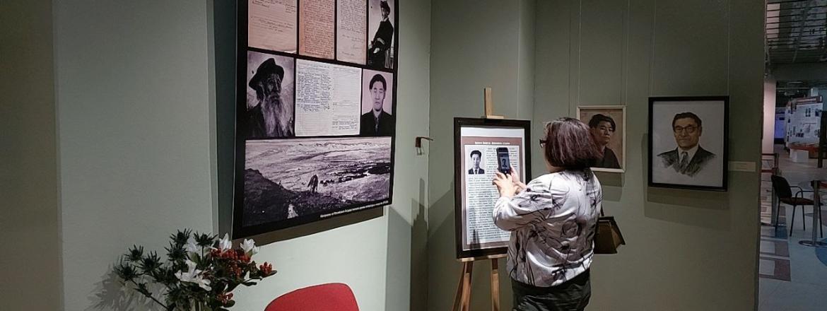 В Национальном музее открылась выставка  «Эрхито Аюшеев. Живопись судьбы»