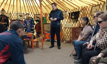 Участники Первого в Бурятии Фестиваля культуры и спорта для семей ветеранов СВО с инвалидностью «Урагшаа» посетили выставку «Тактильная юрта»