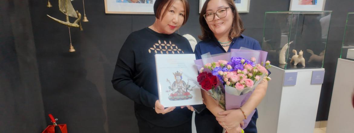 В Улан-Удэ открылась выставка «Вахана» Зандана Дугарова