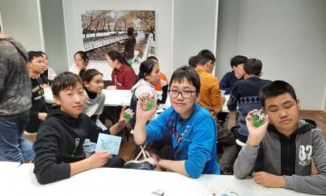 В Музее природы Бурятии прошел мастер-класс по росписи спилов «Радуга доброты»