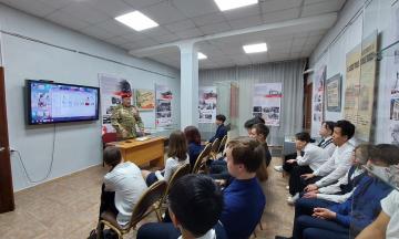 В музее прошла встреча школьников с подполковником военной службы
