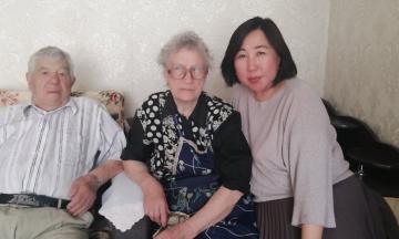 Директор музея Т.Бороноева поздравила ветерана музея, труженика тыла с Днем Великой Победы