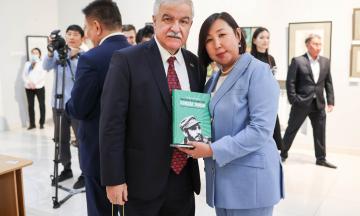 Посол Кубы поблагодарил директора музея Т.А. Бороноеву  за организацию выставки 