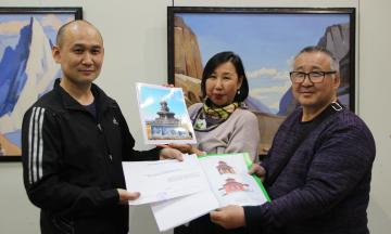 Художник  Чимит-лама Доржиев передал в фонды музея фотографии ступы и проект 