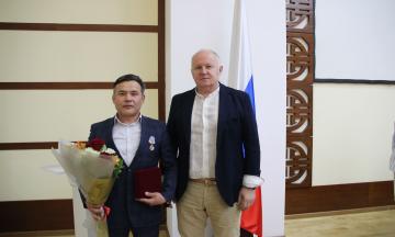 Галериста Льва Бардамова наградили медалью 