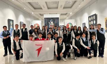 Ученики Российской гимназии №59 посетили выставку известного художника Зорикто Доржиева «Ваджра-Панк»